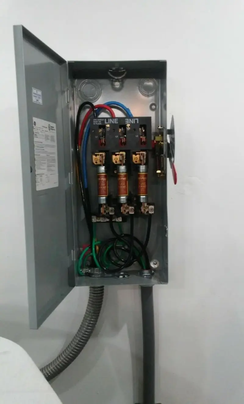 Three-phase disconnect switch installed for Smoke Detector Installation in Fort Campbell North